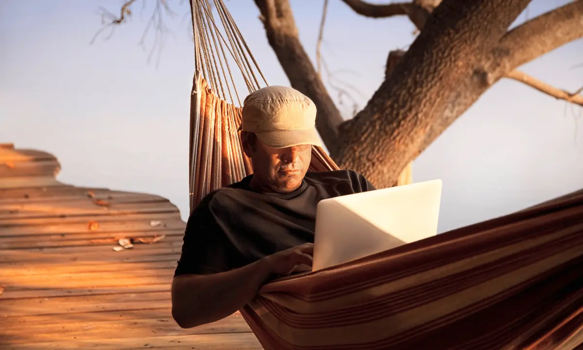 Een goede balans tussen werk en vrije tijd vinden is geen quick fix, maar een proces. Het begint met het stellen van duidelijke grenzen, het stellen van prioriteiten en het bewust genieten van je vrije tijd. Kleine stappen kunnen al een groot verschil maken. Dus, waar wacht je nog op? Zet vandaag nog de eerste stap naar een meer gebalanceerd en bevredigend leven.