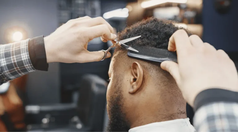 iemand die de juiste kapsel voor zijn gezichtsvorm laat knippen|Ovaal gezichtsvorm|Ovaal gezicht een kapsel dat bij je gezichtsvorm past|||Langwerpig gezicht kapsel dat bij je gezichtsvorm past|Diamantvormig gezicht kapsel dat bij je gezichtsvorm past|Hartvormig gezicht kapsel dat bij je gezichtsvorm past