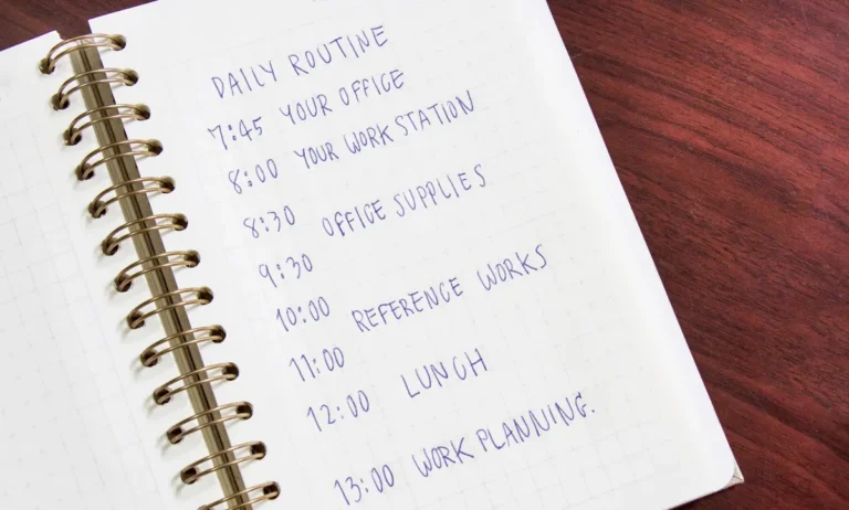 Een notitieboek met een geschreven dagplanning, perfect voor het ontwikkelen van productieve gewoontes.