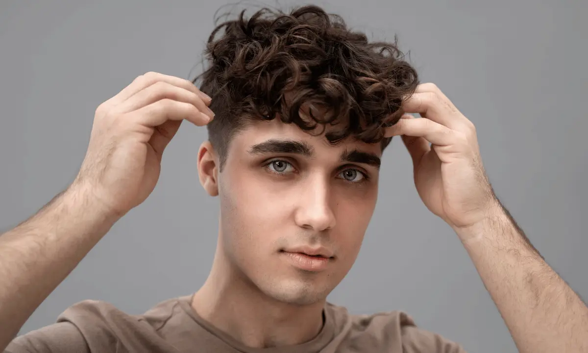 Man met een trendy textured crop kapsel, perfect gestyled.