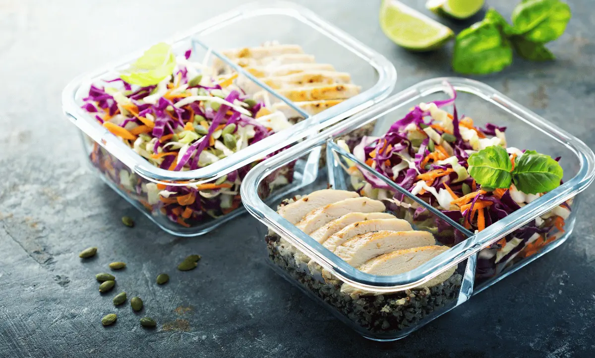 Gezonde maaltijdopties in glazen bakjes, ideaal voor meal prepping tijdens een drukke werkweek.