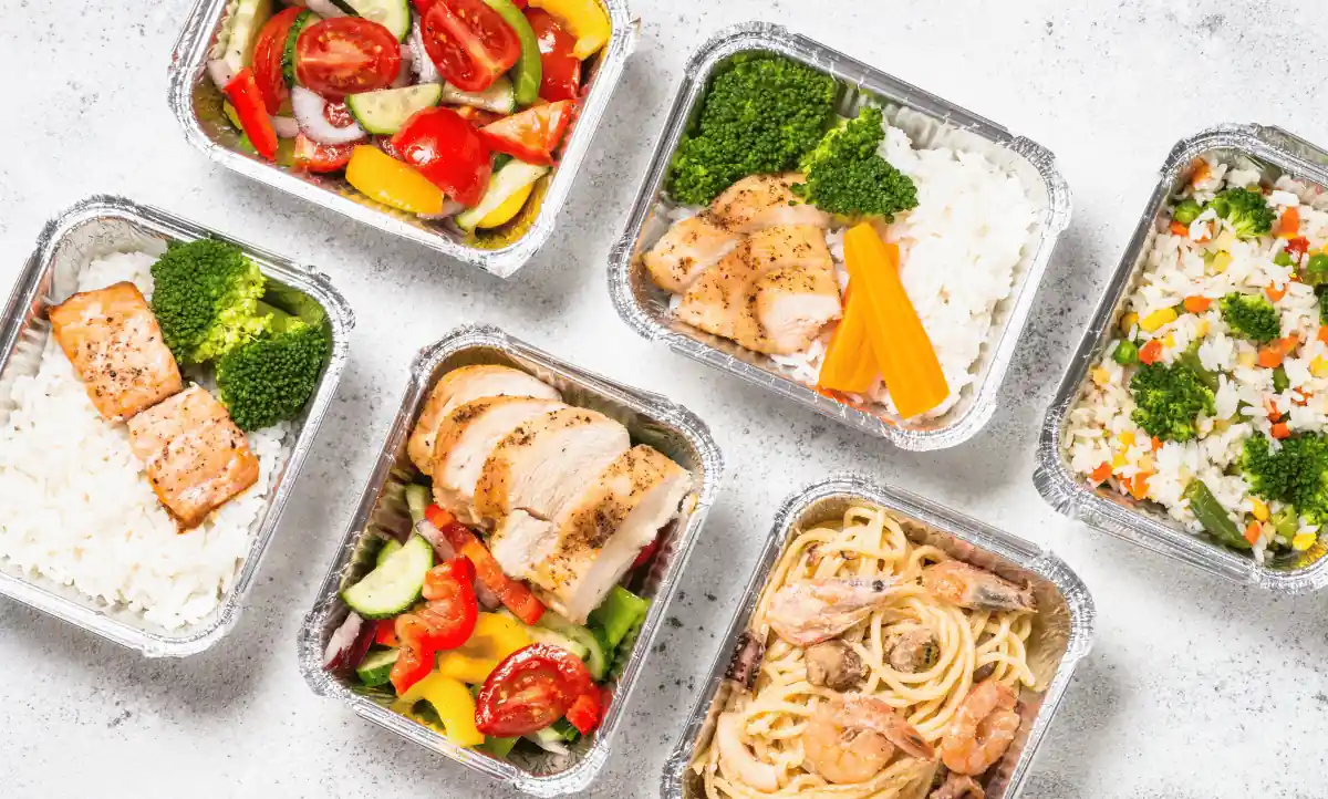 Gezonde en snelle maaltijden, perfect voor een drukke werkweek, met verse groenten, zalm, kip en rijst.
