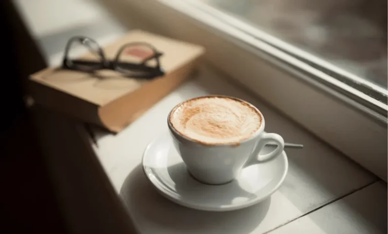 Een kop koffie bij een raam, perfect voor een rustige en productieve ochtendroutine.