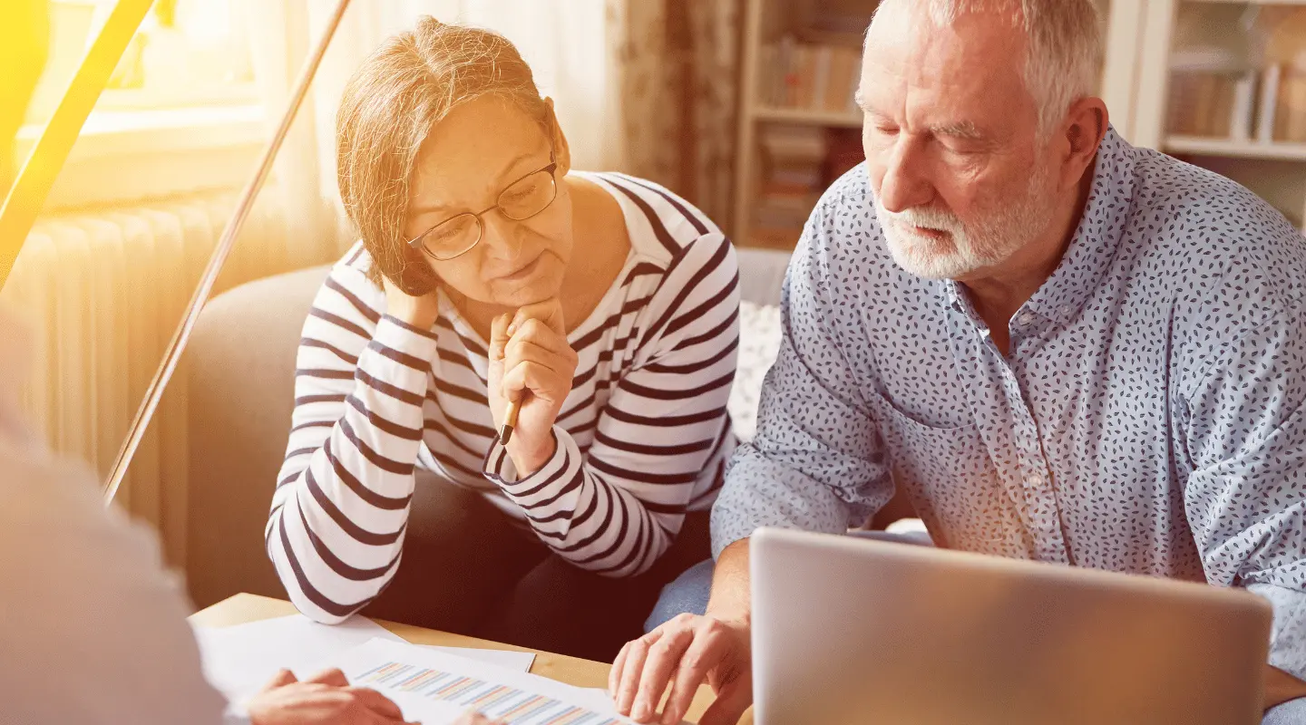 Man en vrouw bekijken hun opgebouwde pensioen