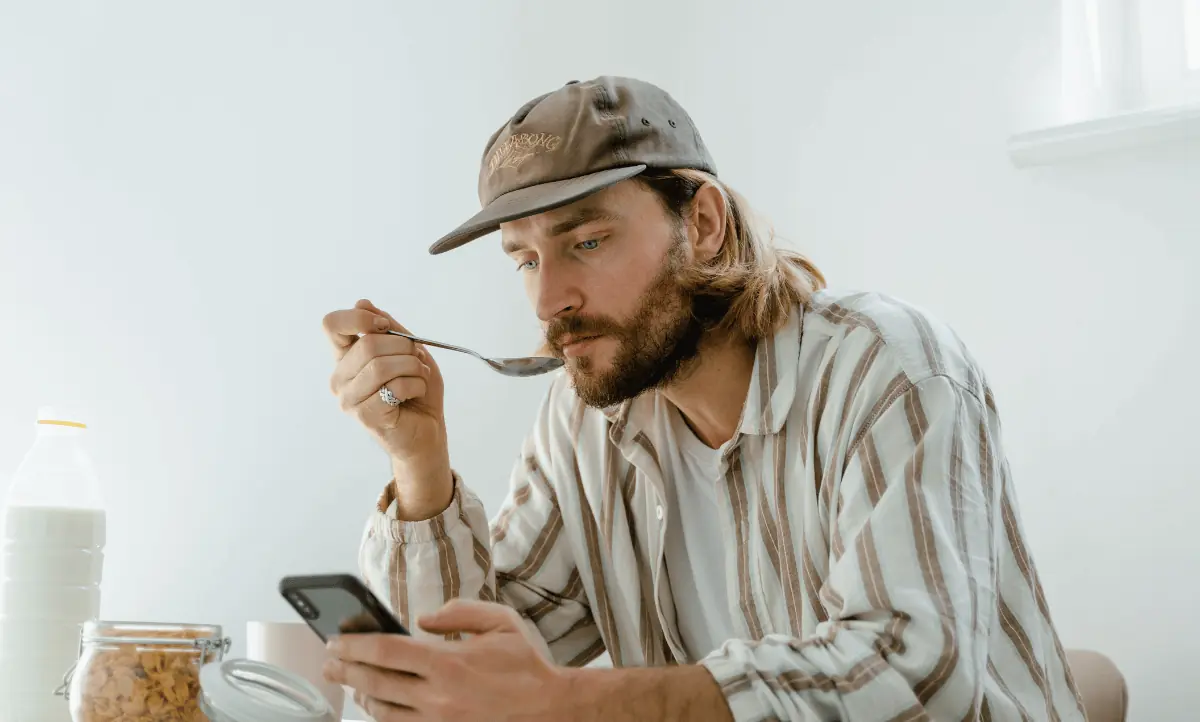 man die eiwitten eet en zich afvraagt waarom eiwitten belangrijk zijn voor spieren