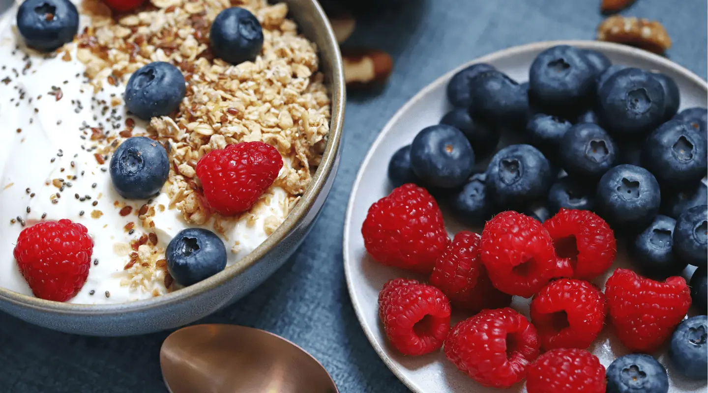 gezonde hapjes zoals Griekse yoghurt met noten