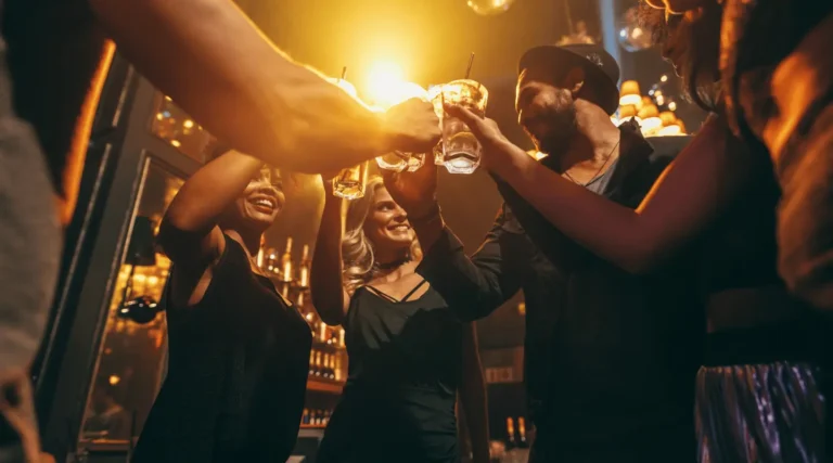 Groep vrienden die tijdens een weekendtrip feesten