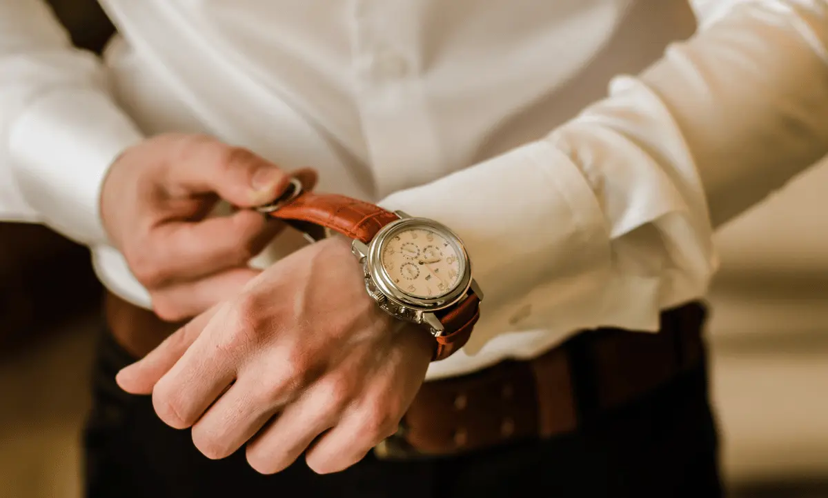 Een man draagt een minimalistisch horloge tijdens een casual dag, passend bij een relaxte, maar stijlvolle outfit.