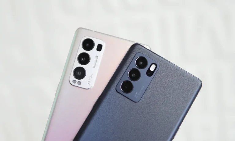 Twee moderne smartphones met geavanceerde cameramodules, geschikt voor fotografie en multitasking.